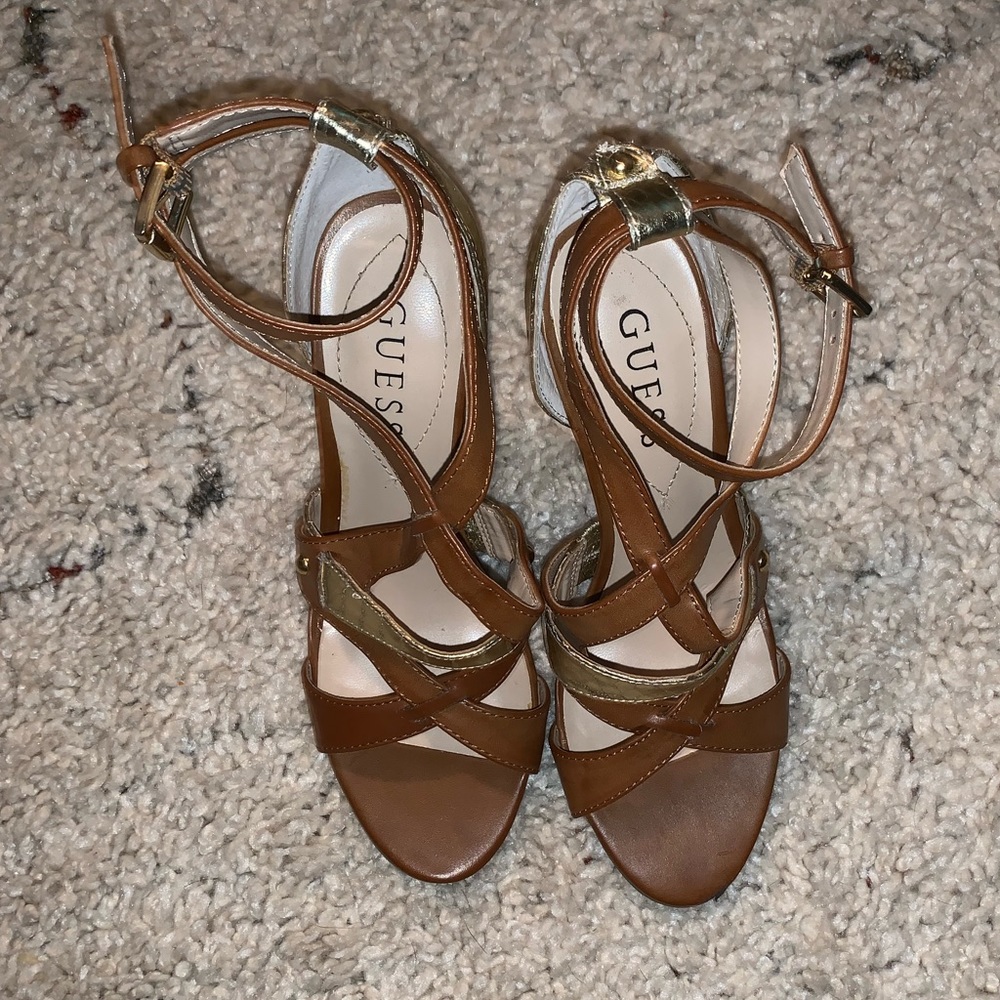 3/$20 🍂 💫EUC💫Guess Tan and Gold Strappy Heels